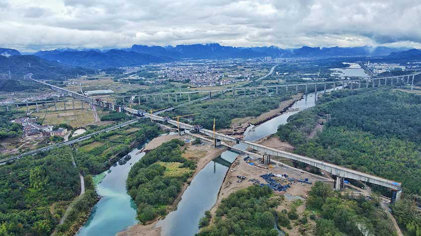 國內(nèi)五連跨最大最長跨度連續(xù)梁丨中鐵上海工程局杭溫鐵路仙居特大橋陸續(xù)合龍