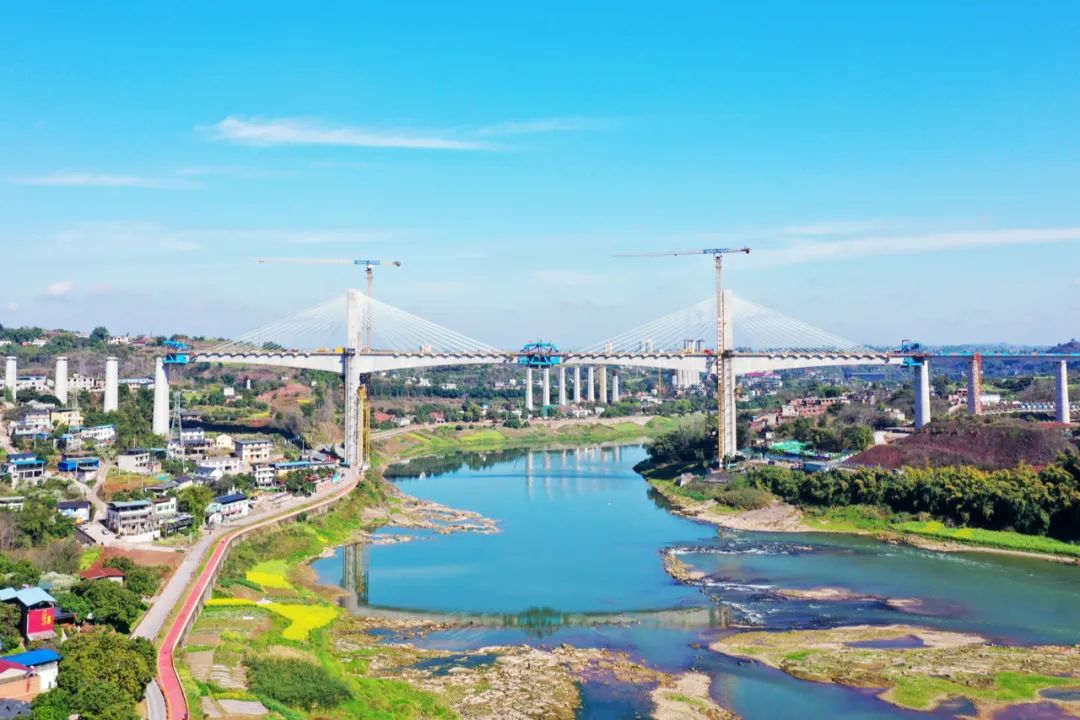國內(nèi)首座雙柱式V型橋塔、空間索面斜拉索的高速鐵路橋 | 渝昆高鐵瀘州沱江特大橋主跨順利合龍